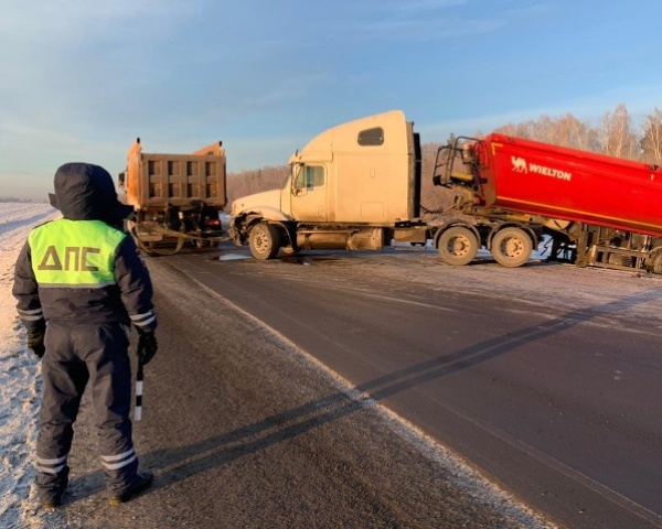 Три грузовика столкнулись на Тюменьской трассе: есть погибший
