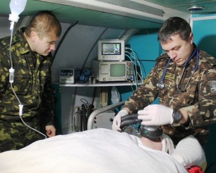 Военный врач в больнице. Полевые военные госпиталя на Донбассе. Раненый военный в больнице.