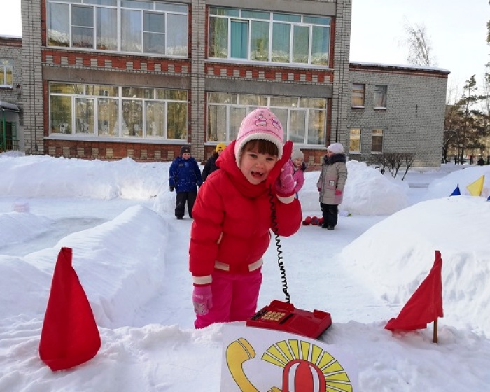 Детский сад снежок. Профессии из снега. Образование снега. Образование снега картинки. Фестиваль снеговиков в Архангельске.
