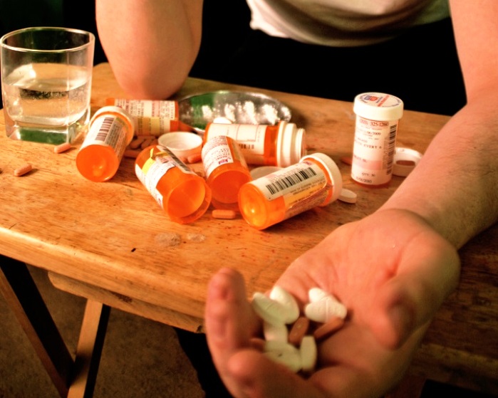 Симптомы таблетки есть. Отравление лекарственными препаратами. Отравление медикаментами. Лекарственное отравление. Отравление таблетированными медикаментами.