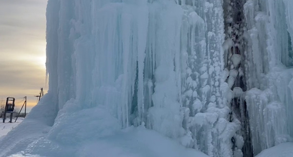 В селе Некрасово водонапорная башня превратилась в глыбу льда