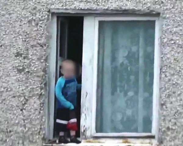 В Каменске-Уральском выпала из окна и погибла 4-летняя девочка