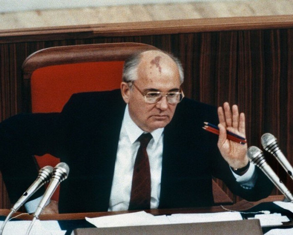 Листая историю Ураласбеста. Горбачев обещал Клостеру не оставить Асбест без внимания