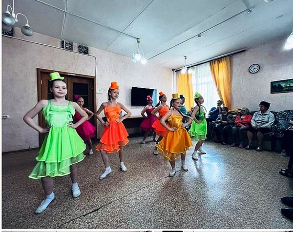 Артисты ЦНК «Лад» танцевали в реабилитационном центре