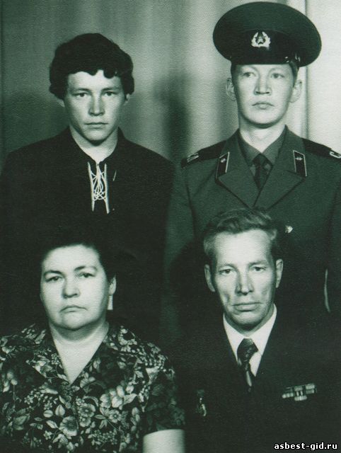 Виктор Басаргин (на фото слева) "Мама работала на комбинате "Ураласбест", папа - начальником строительного управления, воспитывали двоих сыновей: меня и брата.